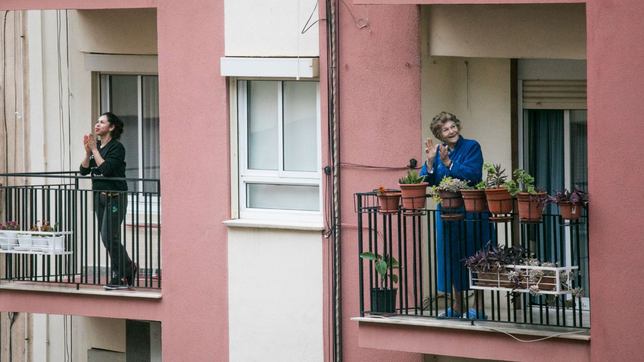 Dos señoras aplaudiendo en sus balcones para agradecer su labor a los trabajadores sanitarios. Autor: Manuel Peris Tirado 